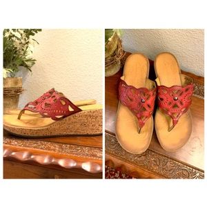 🔆 NEW CLARKS WOMEN 8.5 RED VEGAN LEATHER CUTOUT GOLD FLECK CORK WEDGE SLIP ON